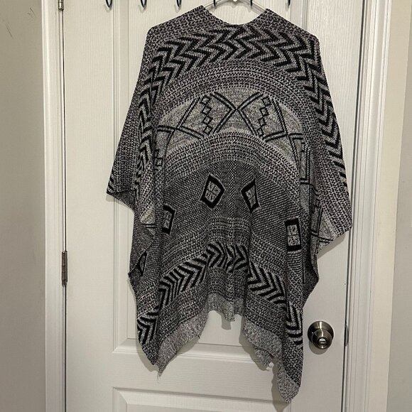 The Jetset Diaries Plus Knit Poncho - Picture 9 of 16
